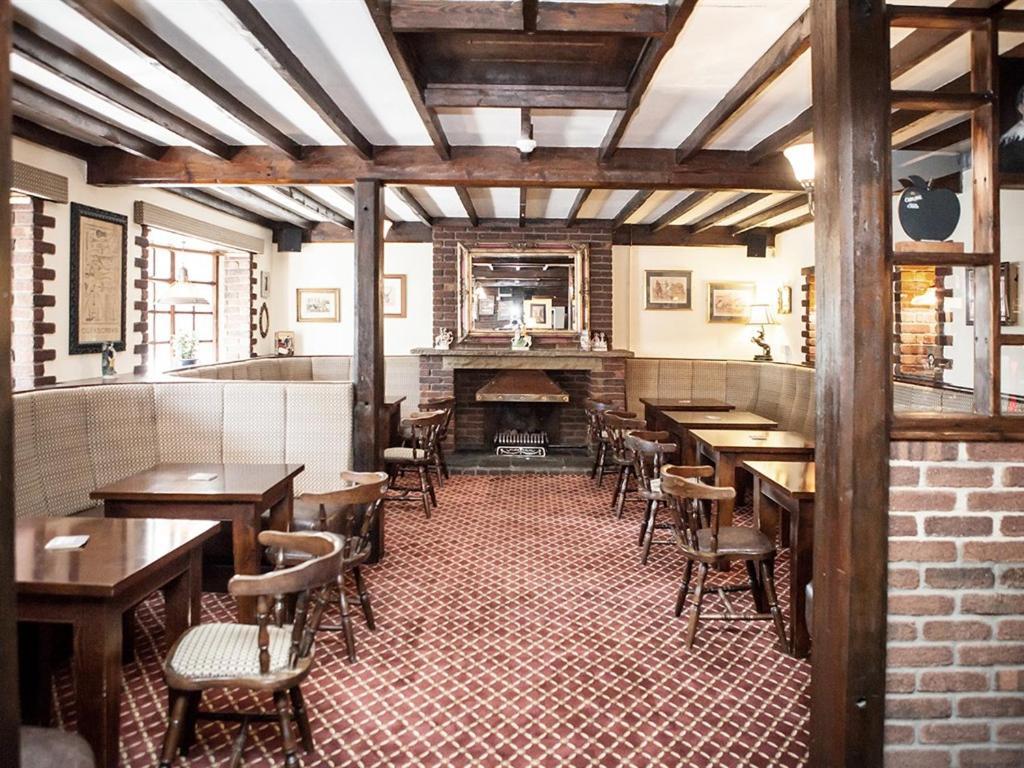 The Crewe Arms Hotel Exterior photo